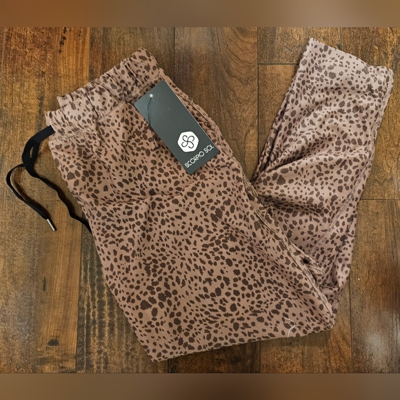 NWT Scorpio Sol Fare Crop Jogger Mocha Ditsy Cheetah - Picture 6 of 9
